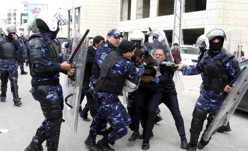 لجنة أهالي المعتقلين السياسيين توثق عشرات الانتهاكات لأجهزة السلطة خلال مارس