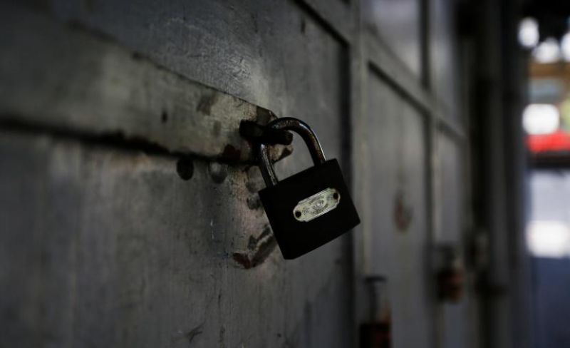 الاحتلال يغلق محلاً بيافا ويعتقل 8 عمال من الضفة