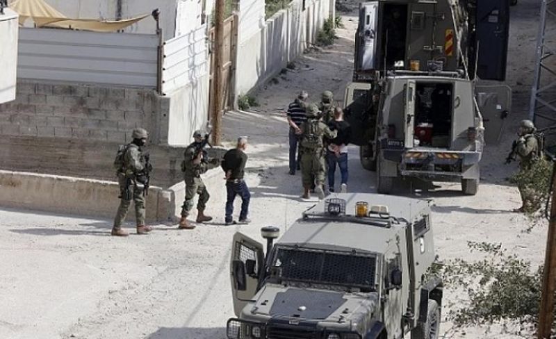 الاحتلال يعتقل موظفي بلدية حزما ويستولي على مركبة بالقدس