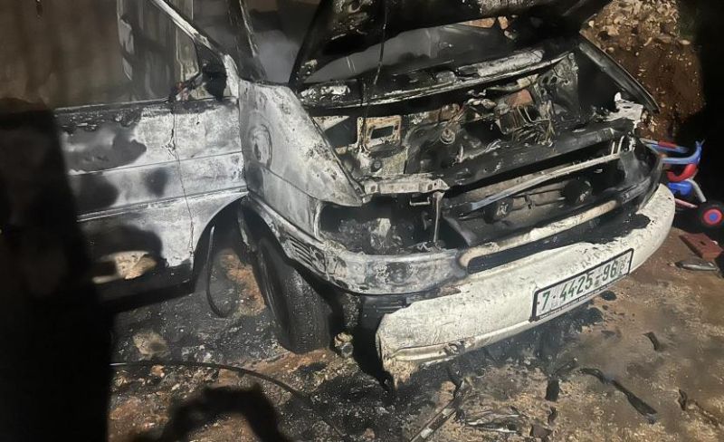 مستوطنون يحرقون ويحطمون مركبات في دير دبوان شرق رام الله