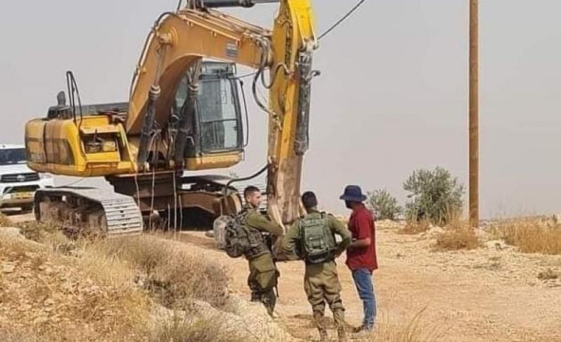 جرافات الاحتلال تشق طريقًا استيطانيًا على أراضي دير قديس وخربثا بني حارث