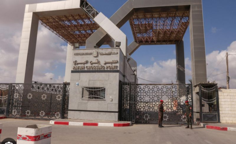مركز يحذر من تحول معبر رفح إلى "مصيدة" عقب اعتقال شاب