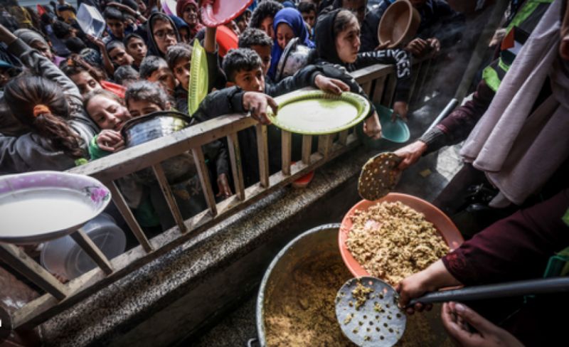 ورقة تحليلية تحذر من تهديد مئات الآلاف في غزة بالجوع بعد تقليص خدمات "المطبخ العالمي"