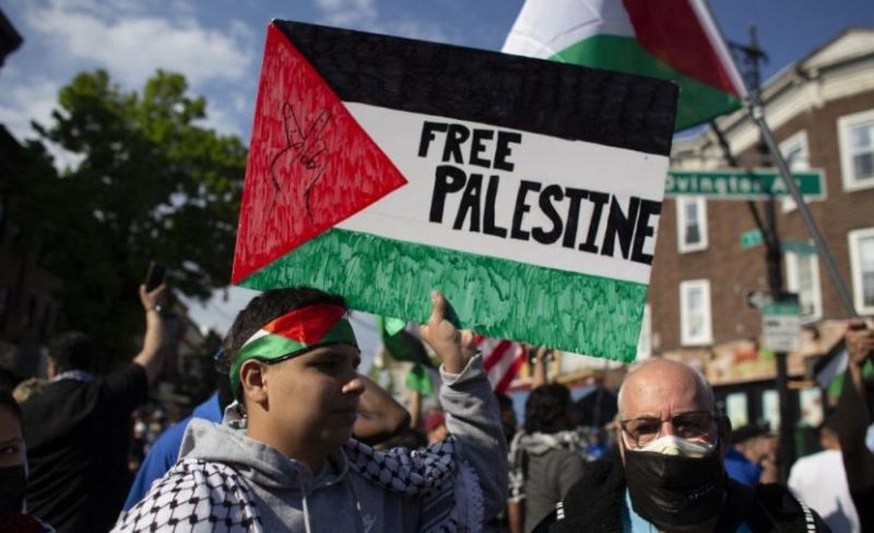 متظاهرون يحتجون أمام الفندق الذي استضاف "نتنياهو" ويطالبون باعتقاله