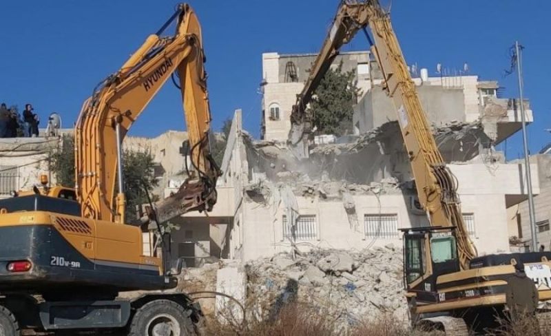 قوات الاحتلال تجبر مواطنة على هدم منزلها في القدس
