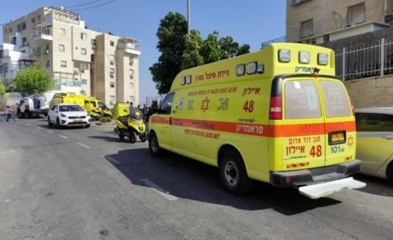 إصابة مستوطن بجراح خطيرة بعد استيلاء شاب على سلاحه في الخليل
