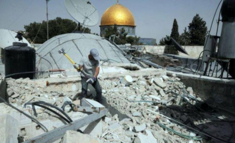 الاحتلال يجبر مواطنًا على هدم منزله بقرية قلنديا شمالي القدس