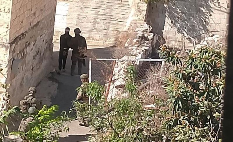 جيش الاحتلال يعتقل مواطنًا ويهاجم رعاة الأغنام في مسافر يطا