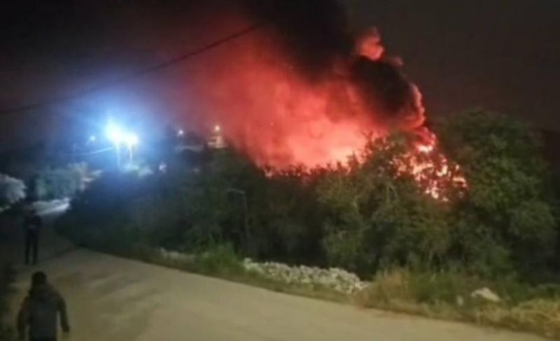 مستوطنون يحرقون مشطب مركبات شمالي رام الله