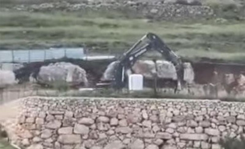 الاحتلال يهدم مبنى في بيت أمر
