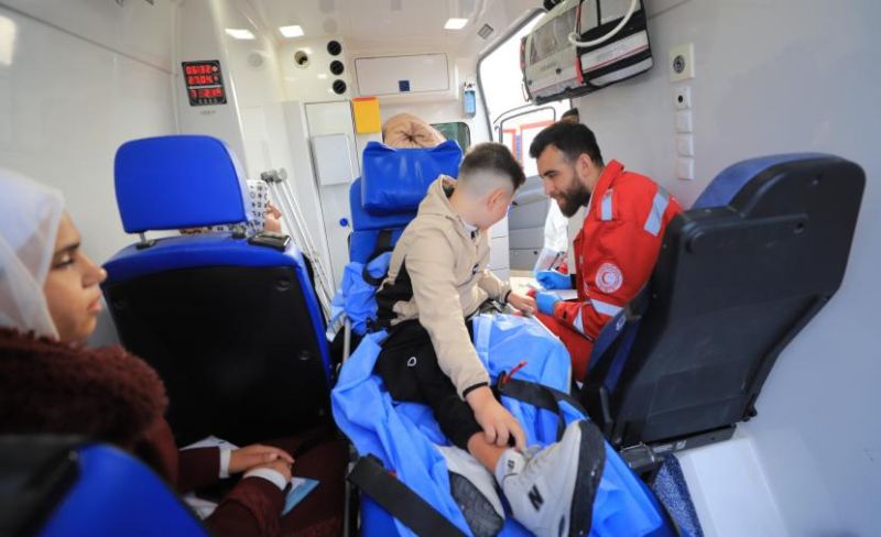 إجلاء 47 مسافرًا بينهم مرضى عبر معبر رفح البري