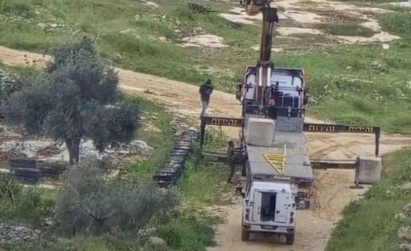 مستوطنون ينصبون بوابة حديدية غرب أريحا