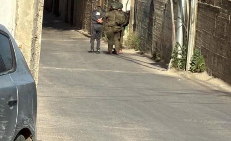 الاحتلال يُغلق مداخل بلدة الرام بالقدس ويعتقل شابين