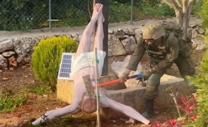 جندي إسرائيلي يحطم تمثالا "للمسيح" في جنوبي لبنان