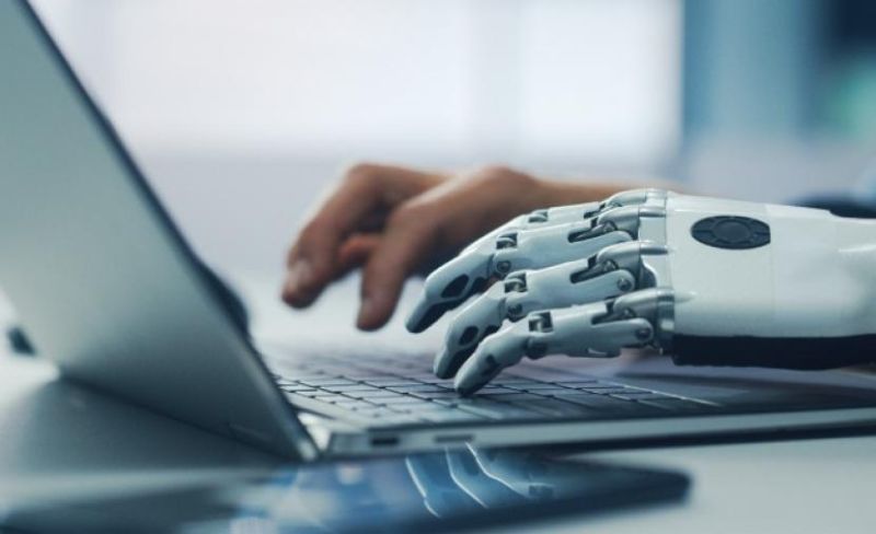 "ميتا" تطور نسخة ذكاء اصطناعي للتواصل مع الموظفين