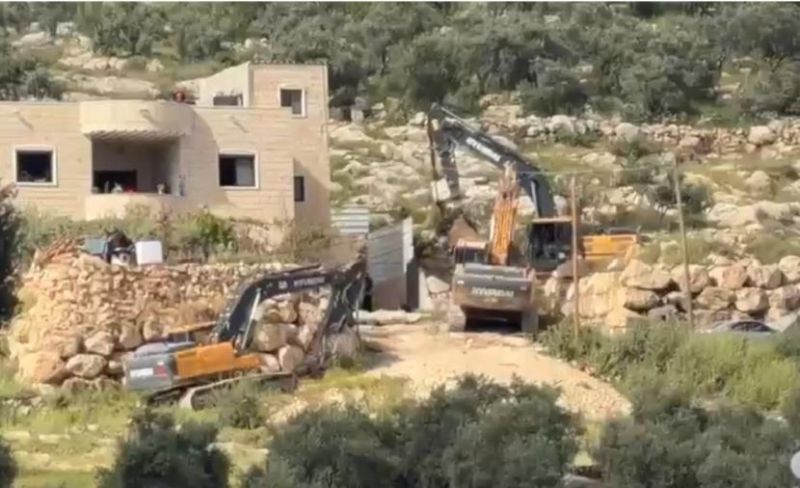 الاحتلال يشرع بهدم منزل من طابقين بالخليل
