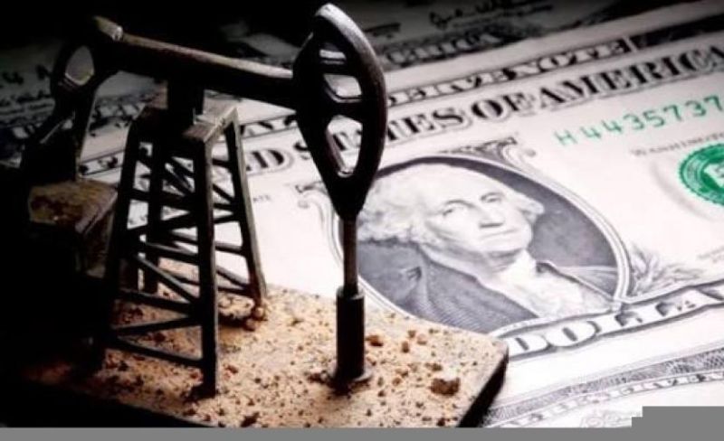 تراجع أسعار النفط واقتراب الدولار من أعلى مستوياته