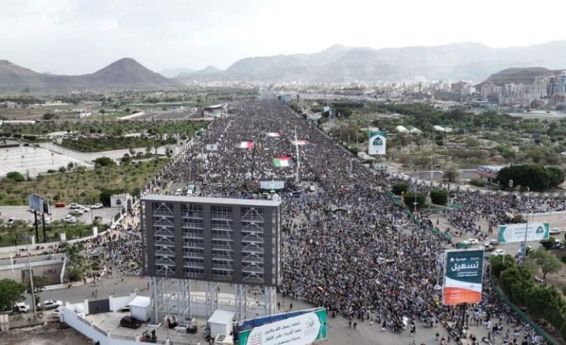 عشرات آلاف اليمنيين يتظاهرون دعمًا لفلسطين ولبنان