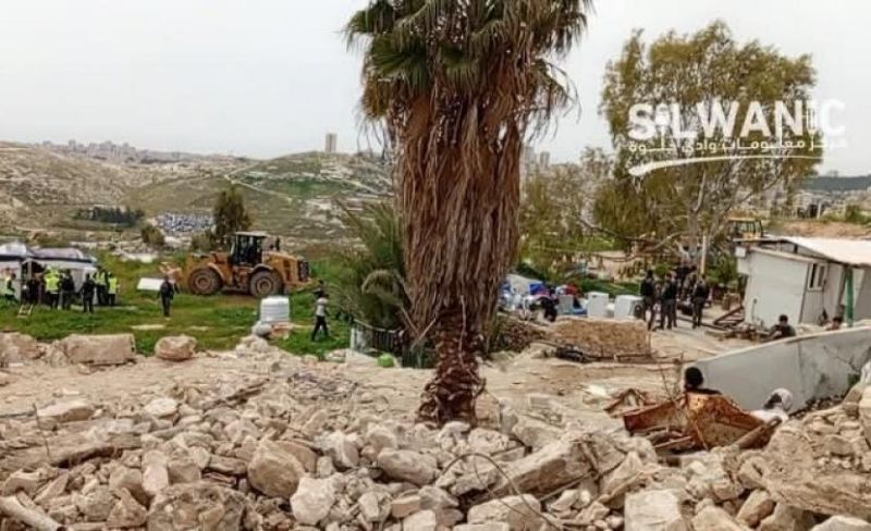 الاحتلال يهدم منزلًا وبركسًا ويُجرف أسوارًا وغرفًا زراعية بالعيسوية