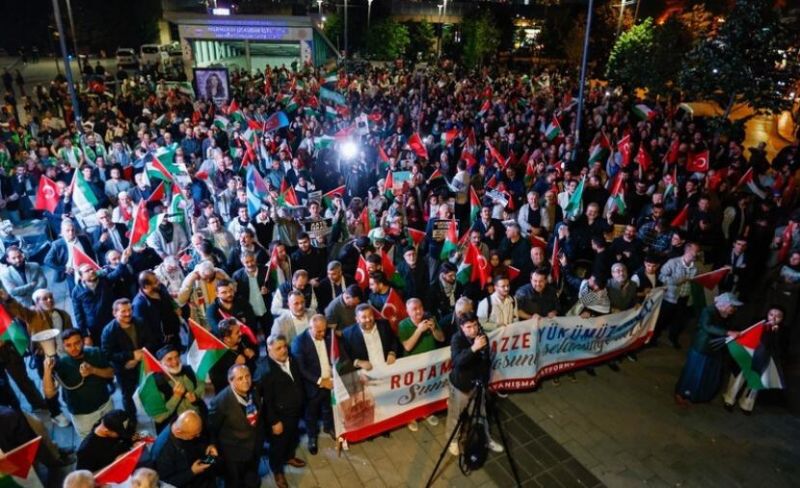 نشطاء يتظاهرون أمام قنصلية "إسرائيل" بتركيا تنديدًا بالهجوم على "أسطول الصمود"