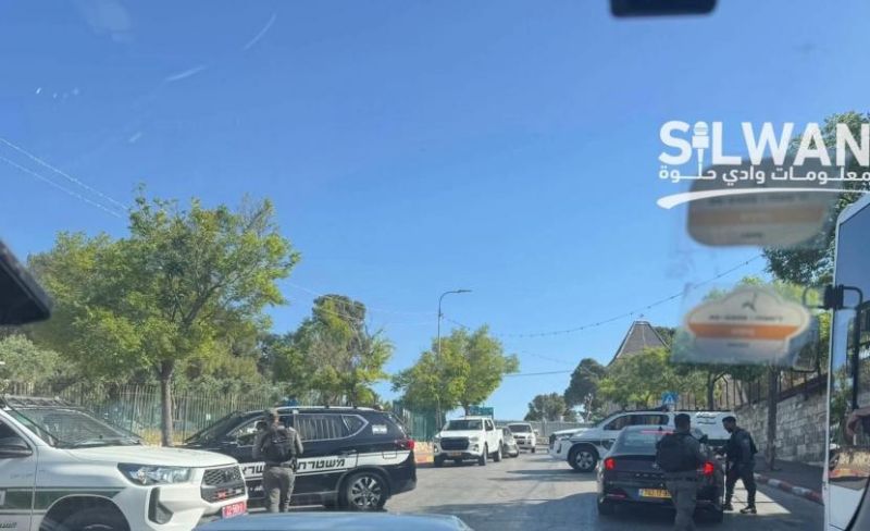 الاحتلال يعتقل شابًا من العيسوية وينصب حاجزًا ببلدة الطور