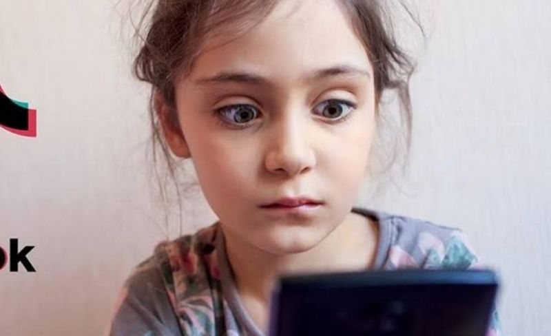 هيئة بريطانية تكشف مخاطر محتوى "تيك توك" ويوتيوب" على الأطفال