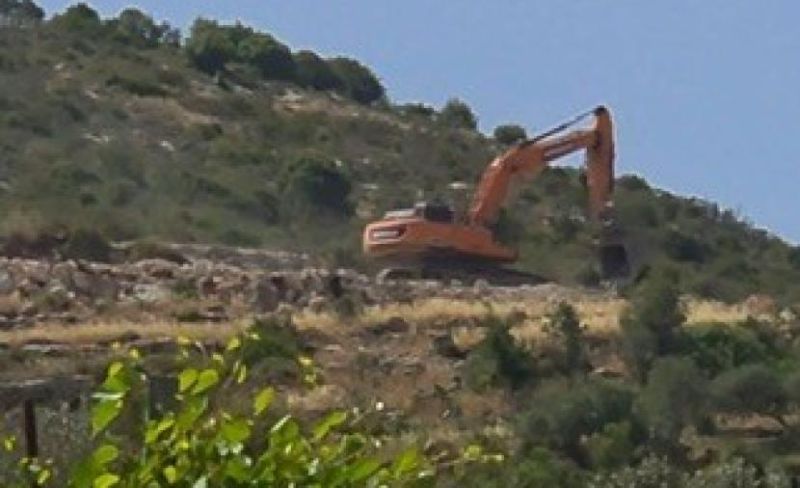 مستوطنون يشرعون بتجريف أراضٍ زراعية بسلفيت لتوسيع طريق إستيطاني
