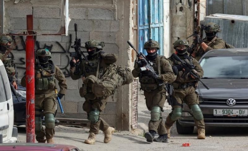 قوات الاحتلال تنفذ مداهمات واعتقالات في مناطق متفرقة بالضفة