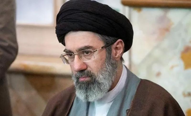 الرئيس الإيراني يكشف عن لقاء مع المرشد مجتبى خامنئي