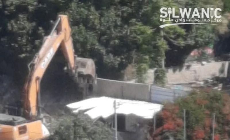 الاحتلال يهدم منزلًا وأسوارًا وتُجرف أراض في سلوان