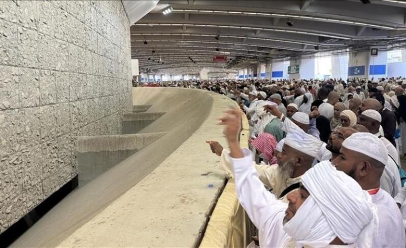 الحجاج يباشرون رمي الجمرات وذبح الأضاحي في أول أيام عيد الأضحى
