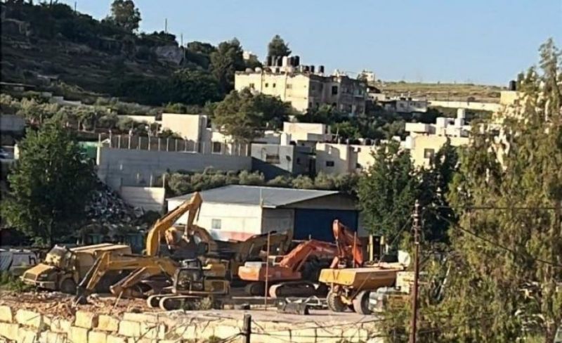 جرافات الاحتلال تشرع بعمليات هدم شمال رام الله