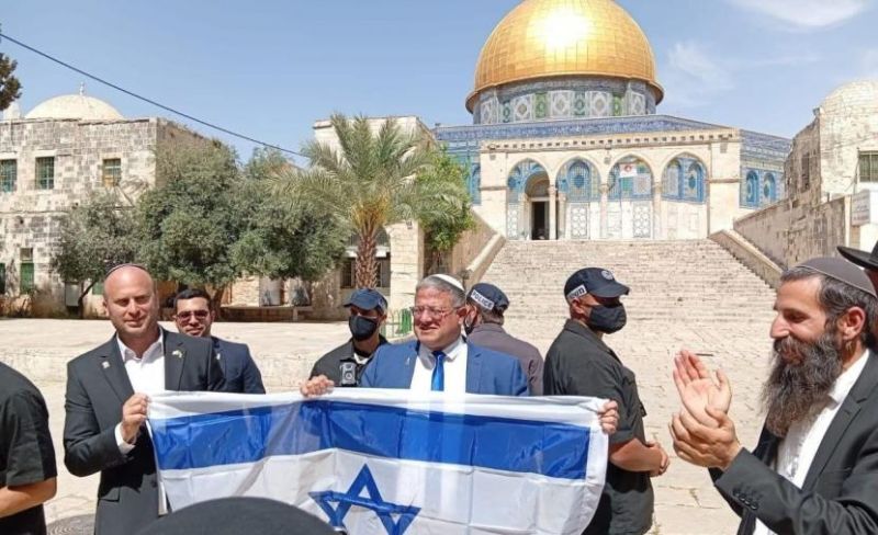 بن غفير يقتحم الأقصى ويرفع علم الاحتلال