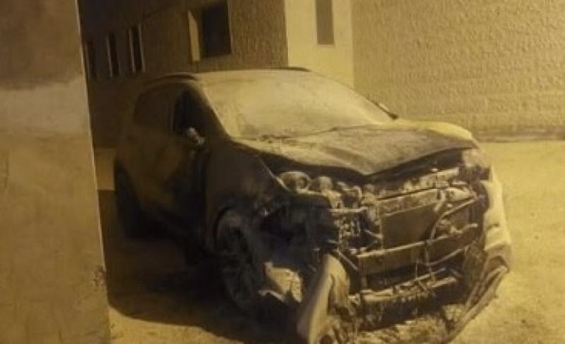 مستوطنون يحرقون مسجدًا وعددًا من المركبات برام الله