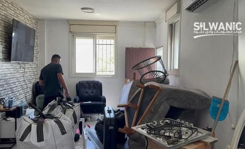 مقدسي يشرع بتفريغ منزله في سلوان تمهيدًا لهدمه قسرًا
