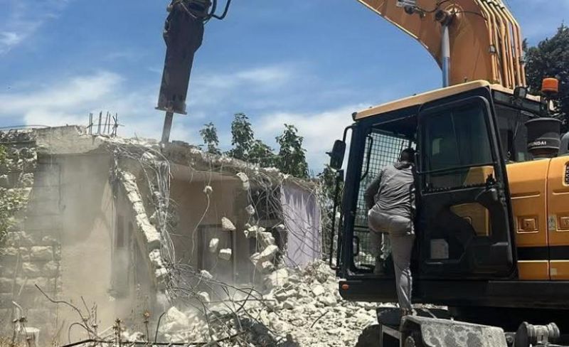 الاحتلال يُجبر أصحاب 7 منازل مهدومة في قلنديا على إزالة ما تبقى منها