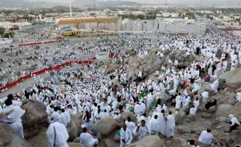 حجاج بيت الله يتوافدون إلى صعيد عرفات لأداء ركن الحج الأعظم