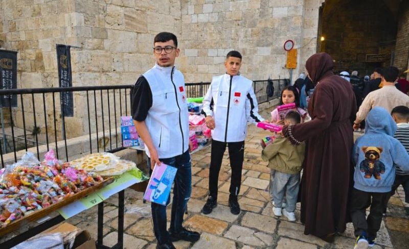 "بيت مال القدس" توزع ألعابًا وهدايا على الأطفال عند بوابات الأقصى