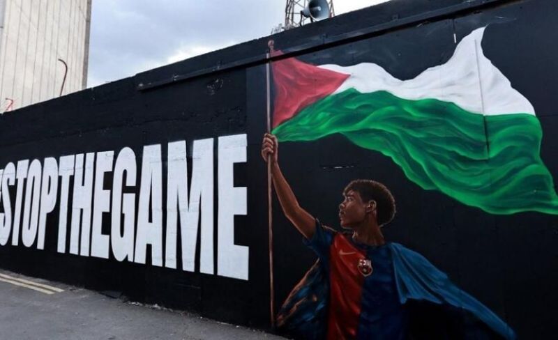 جدارية بملعب "داليمونت بارك" توثق يامال ملوحًا بعلم فلسطين