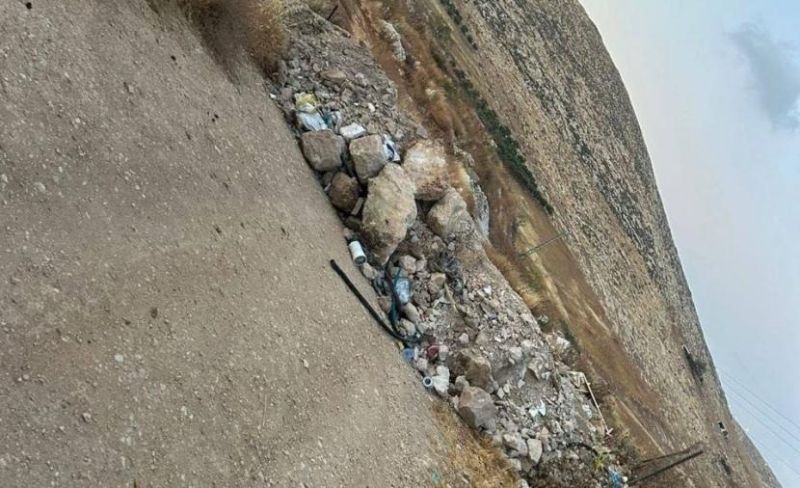 مستوطنون يغلقون طريقًا حيويًا ببلدة مخماس في القدس