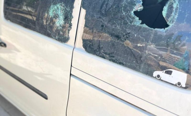 مستوطنون يُهاجمون مركبات المواطنين جنوب الخليل