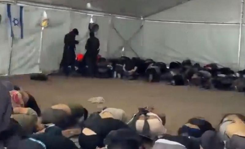 مقاطع توثق اقتياد الاحتلال لناشطي "أسطول الصمود" لميناء أسدود وسط تنكيل وتكبيل