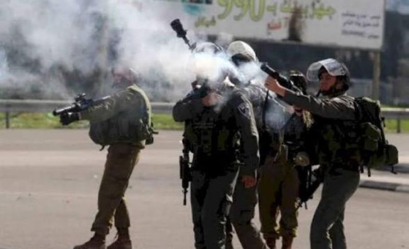 الاحتلال يُطلق قنابل الغاز تجاه مدرسة في المغير شمال رام الله