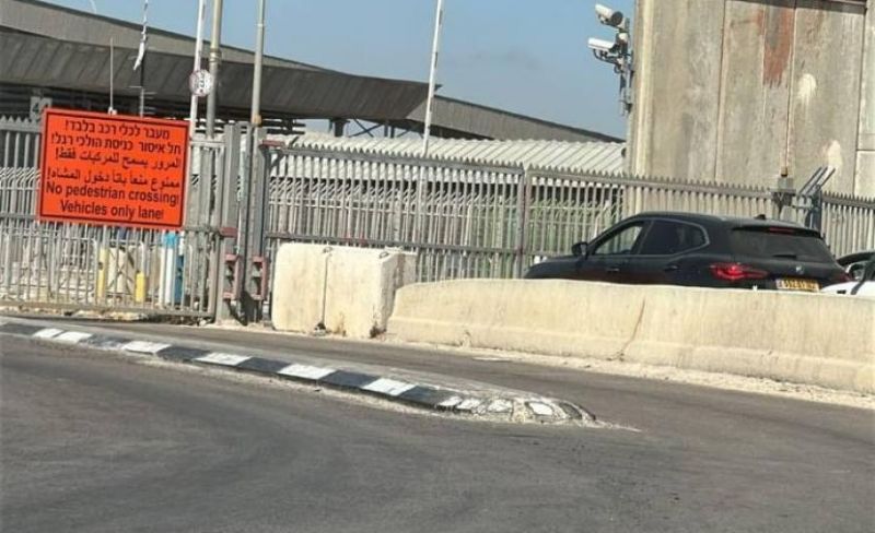  الاحتلال يعتقل طفلًا ويغلق حاجز قلنديا بالقدس