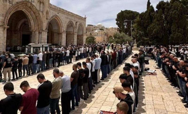 نحو 75 ألف مصلٍ أدوا صلاة الجمعة بالمسجد الأقصى