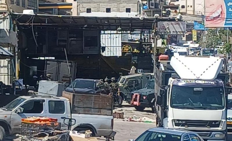 الاحتلال يقتحم بلدة العيزرية وينتشر بمحيط المحال المهددة بالهدم