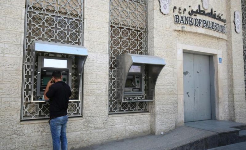 مركز: تجميد الحسابات المصرفية في غزة يكشف فجوة خطيرة في النظام المالي تحت الحرب