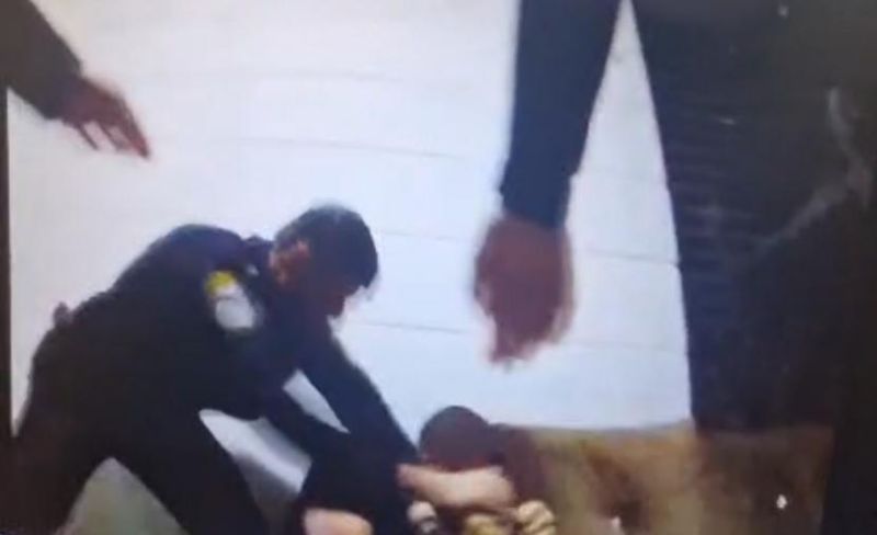 اعتداء وحشي لعناصر شرطة الاحتلال ضد عائلة محامي بالنقب