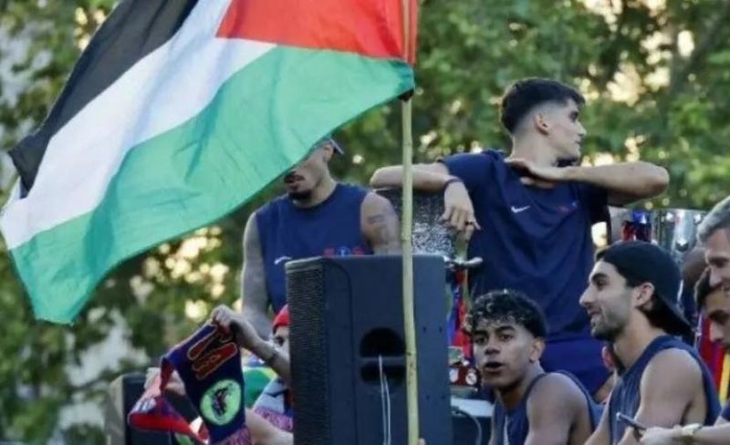 وزير "إسرائيلي" يهاجم يامال بعد رفعه علم فلسطين