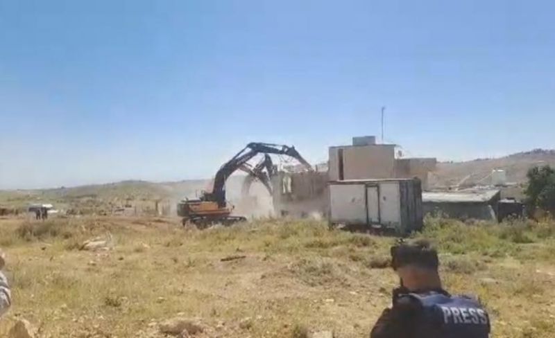 الاحتلال يشرع بهدم منزل شرق يطا جنوب الخليل